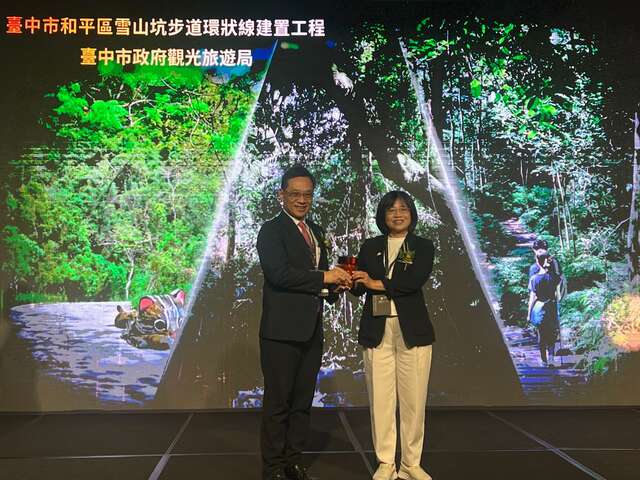 卓越建設獎觀旅局長受獎