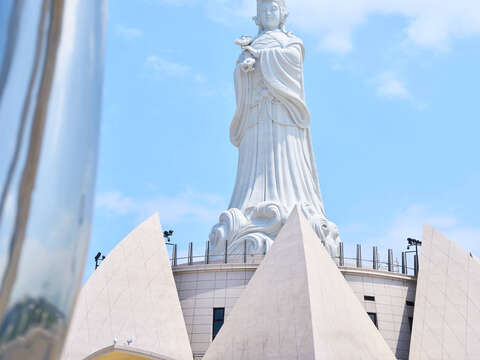 孙淑媚利用装置艺术框出妈祖雕像不同的欣赏方式