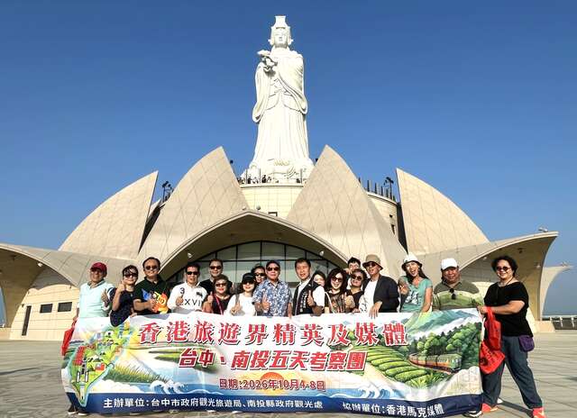 團員與媽祖雕像合影