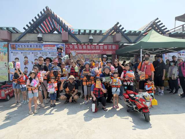 10月3日水域遊憩安全宣導活動引導遊客安全戲水