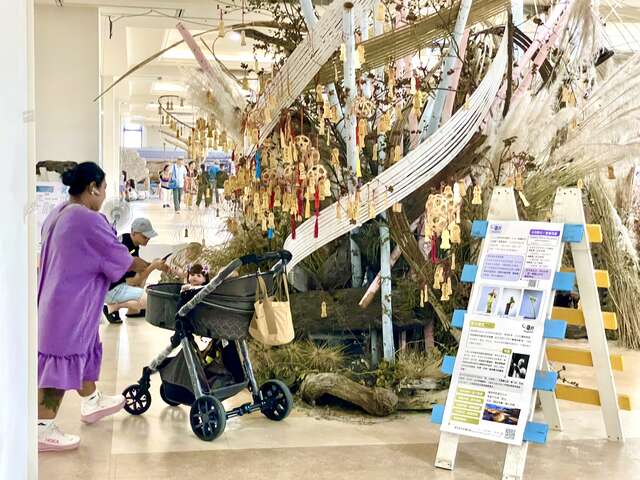 親子遊客暢遊大安港媽祖文化園區