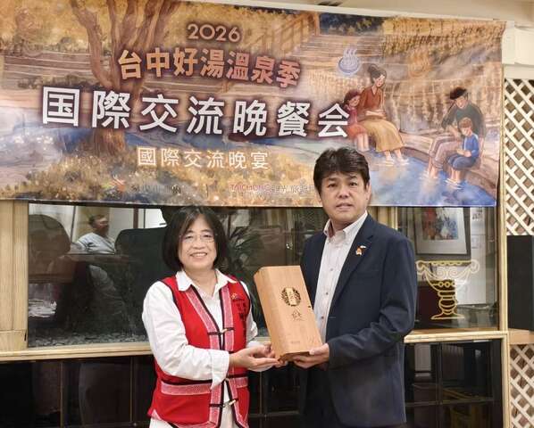 台中觀旅局陳美秀局長與日本鳥取縣鈴木俊一本部長交流合影