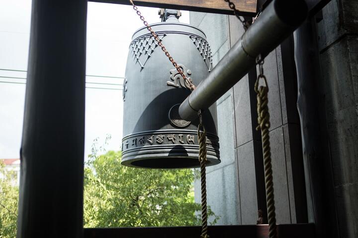 菩萨寺-寺外的大铁钟