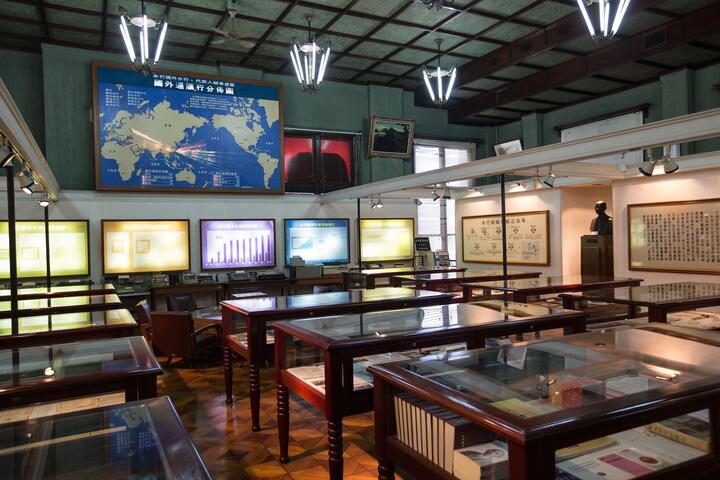 彰化銀行總行及行史館-玻璃櫃有各式各樣的歷史古物陳列