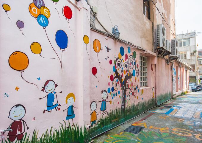 建筑墙上画着童趣可爱的彩绘