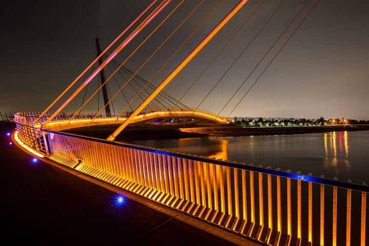 高美濕地景觀橋-打光版的橋身景色