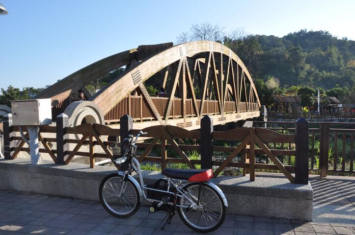 侧拍情人木桥与单车