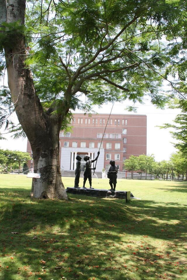 亞洲大學-雕像