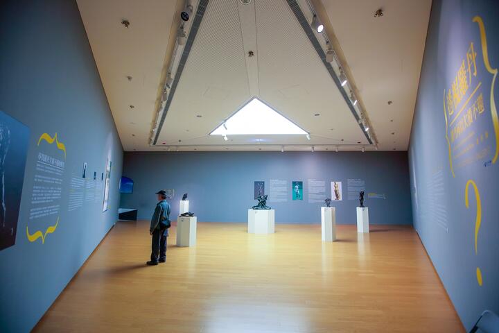 亞洲大學現代美術館-藍牆