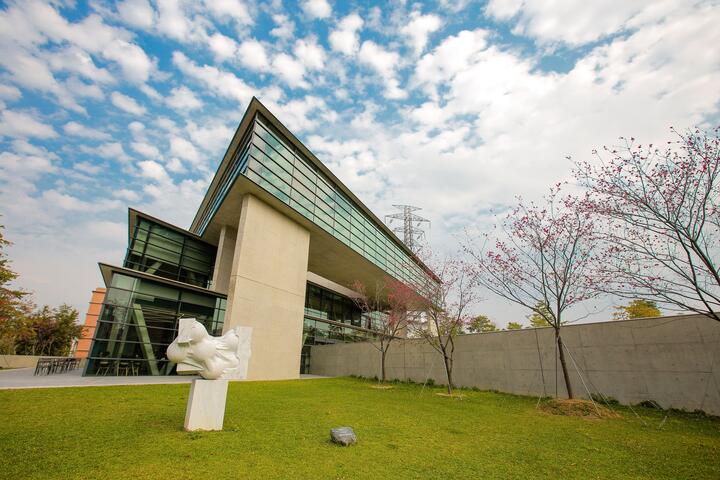 亞洲大學現代美術館-藍天白雲