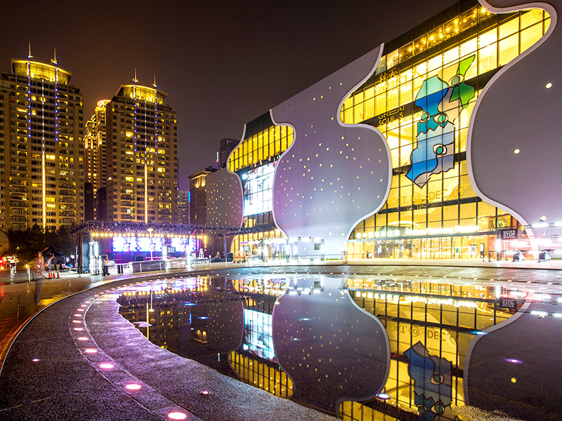台中国家歌剧院前广场喷水池夜景