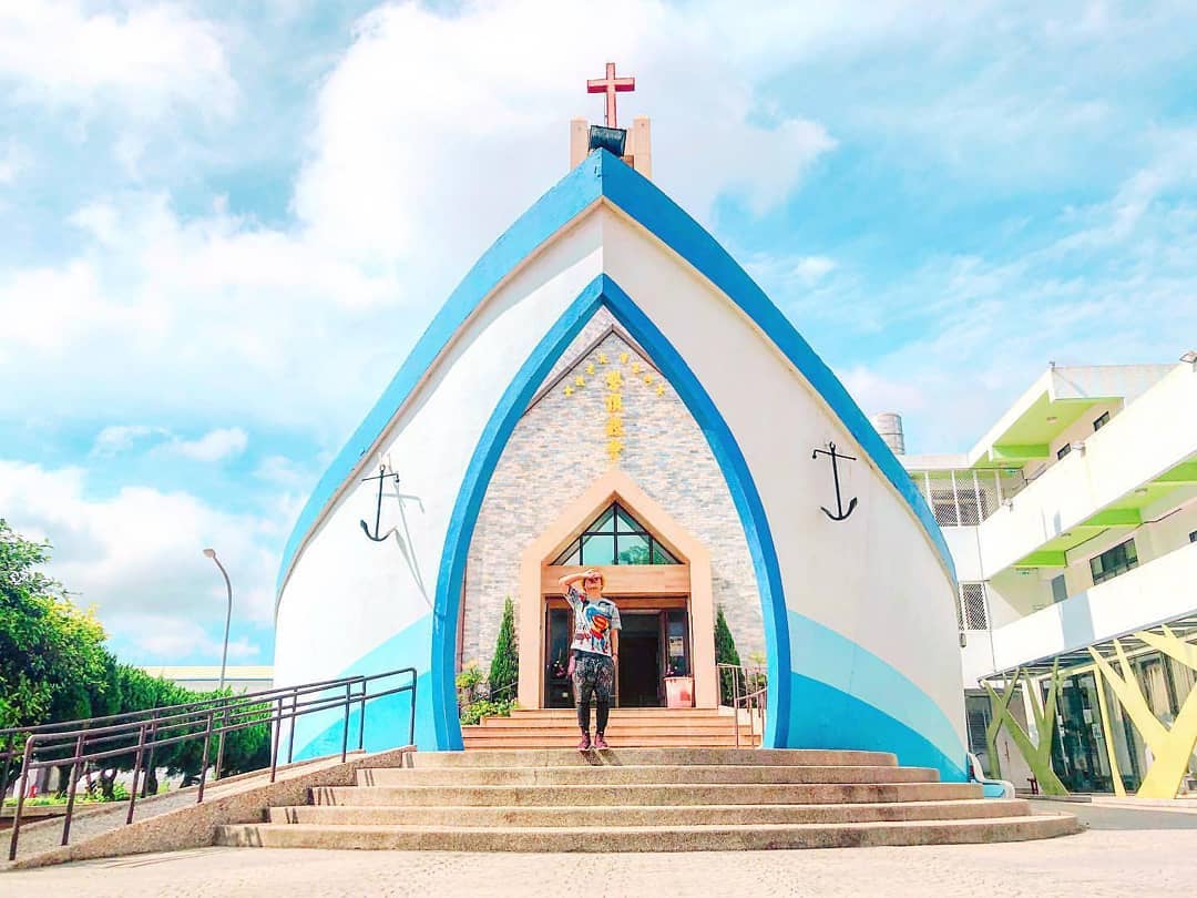 ⠀⠀⠀⠀⠀⠀⠀⠀⠀⠀⠀⠀
這個顏色跟造型的教堂，看著看著心情都好起來了！
Boat-Shaped church in Taichu...