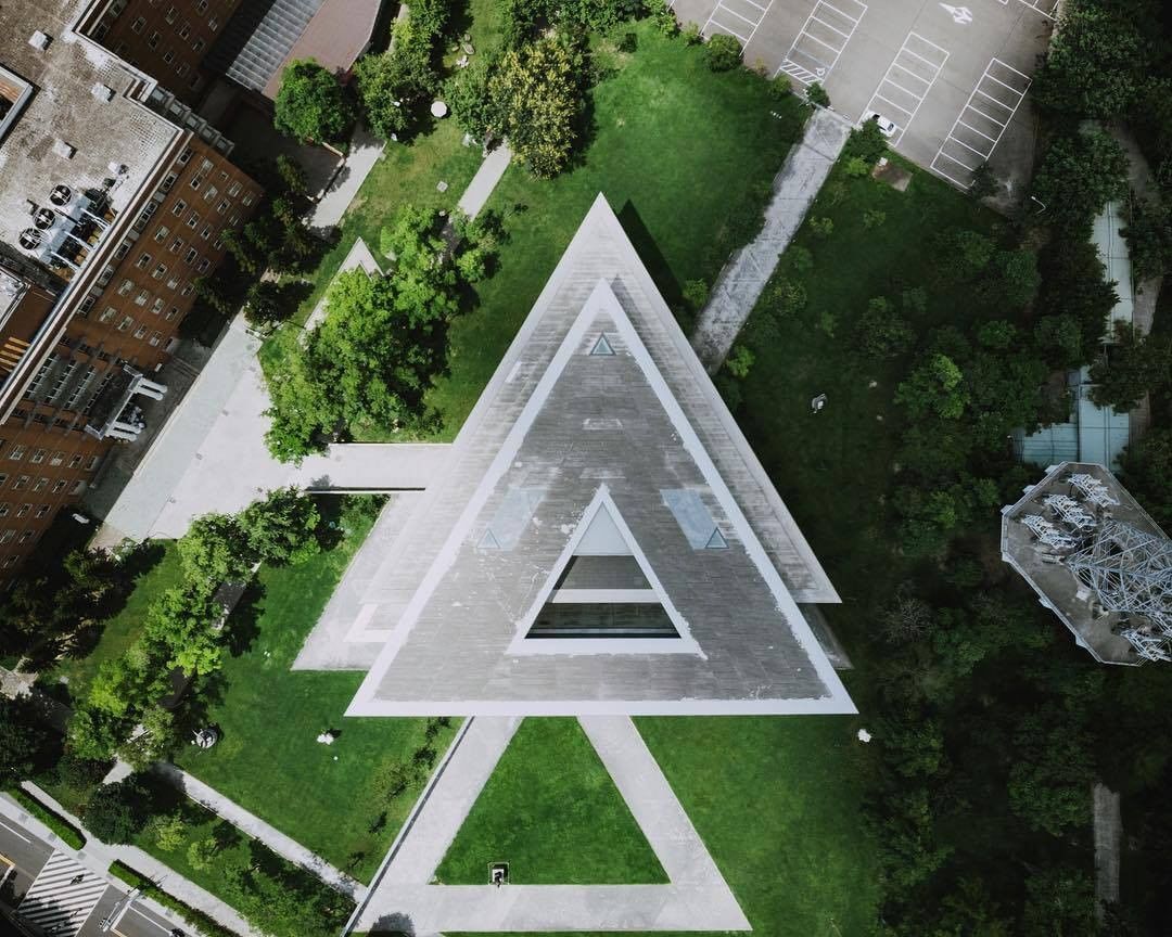 三角形是宇宙裡最神秘的圖案，是符號，是公式，也是藝術。

Be a one-day art admirer to experien...