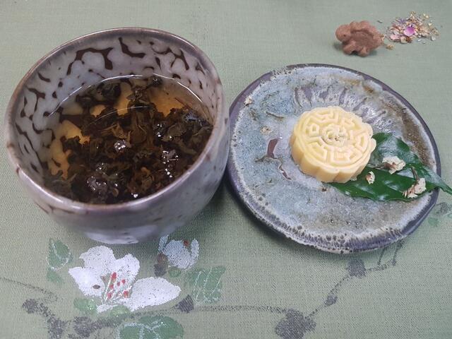 健康手作糕點茶飲：自家秘方綠豆糕，搭配台灣在地良農好茶，品一份自在與悠閒。