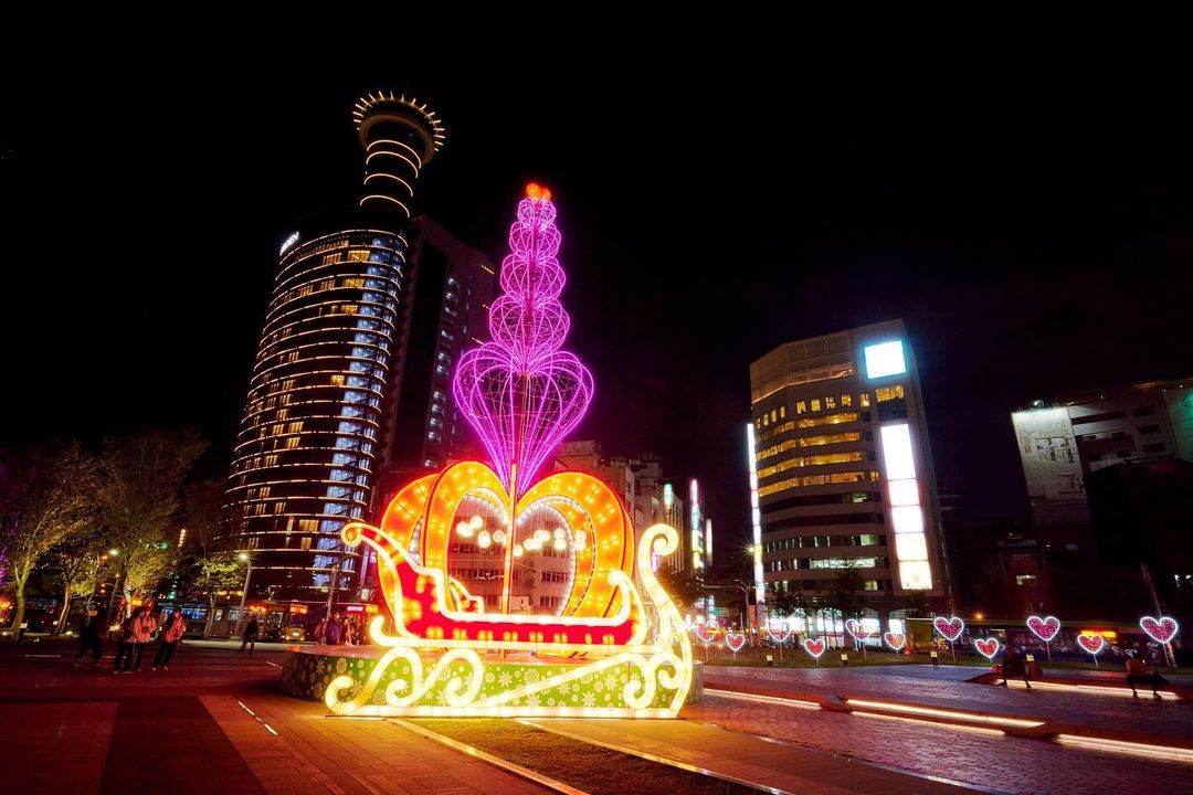 圣诞妆点闪烁耀眼光芒，把整个城市都点亮！
