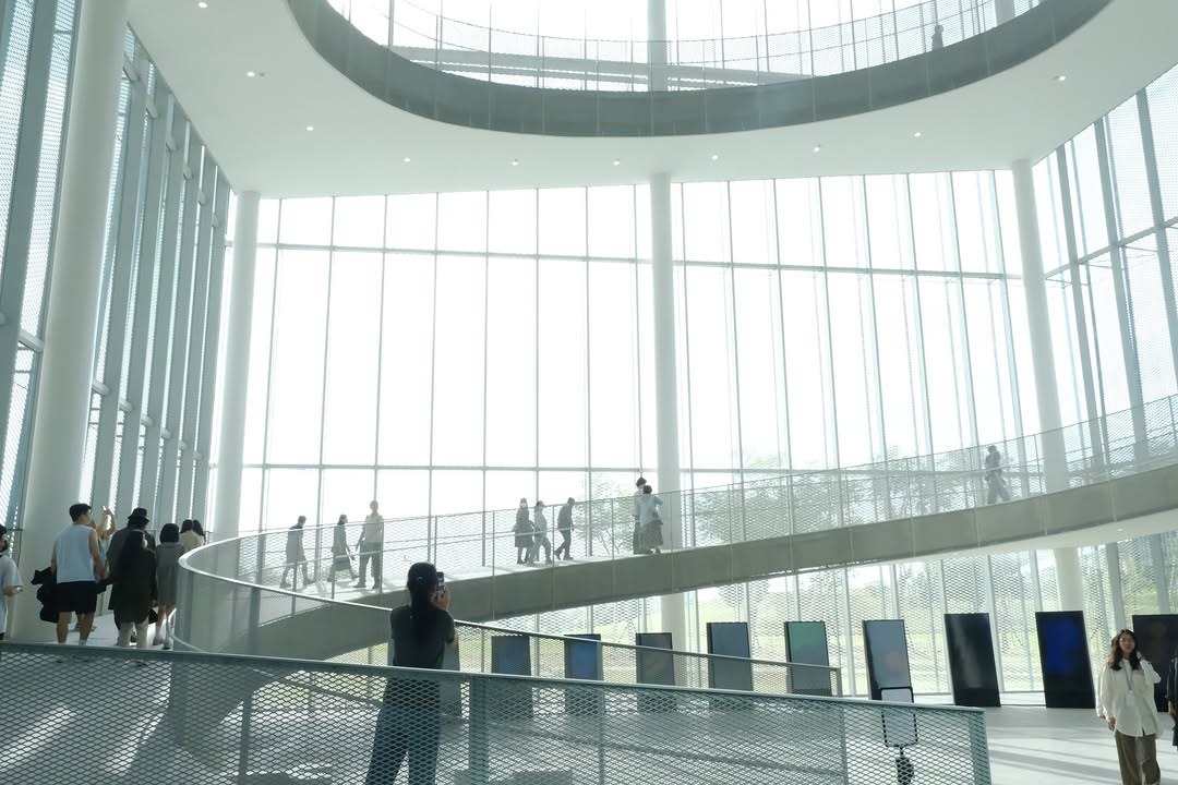 ＼ 綠美圖走逛🌿在綠意與書香間的午後時光☕／