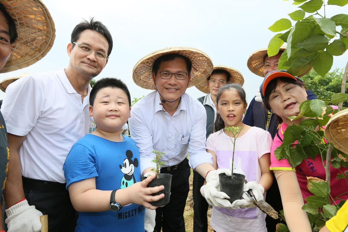 响应世界环境日 林市长种希望树苗