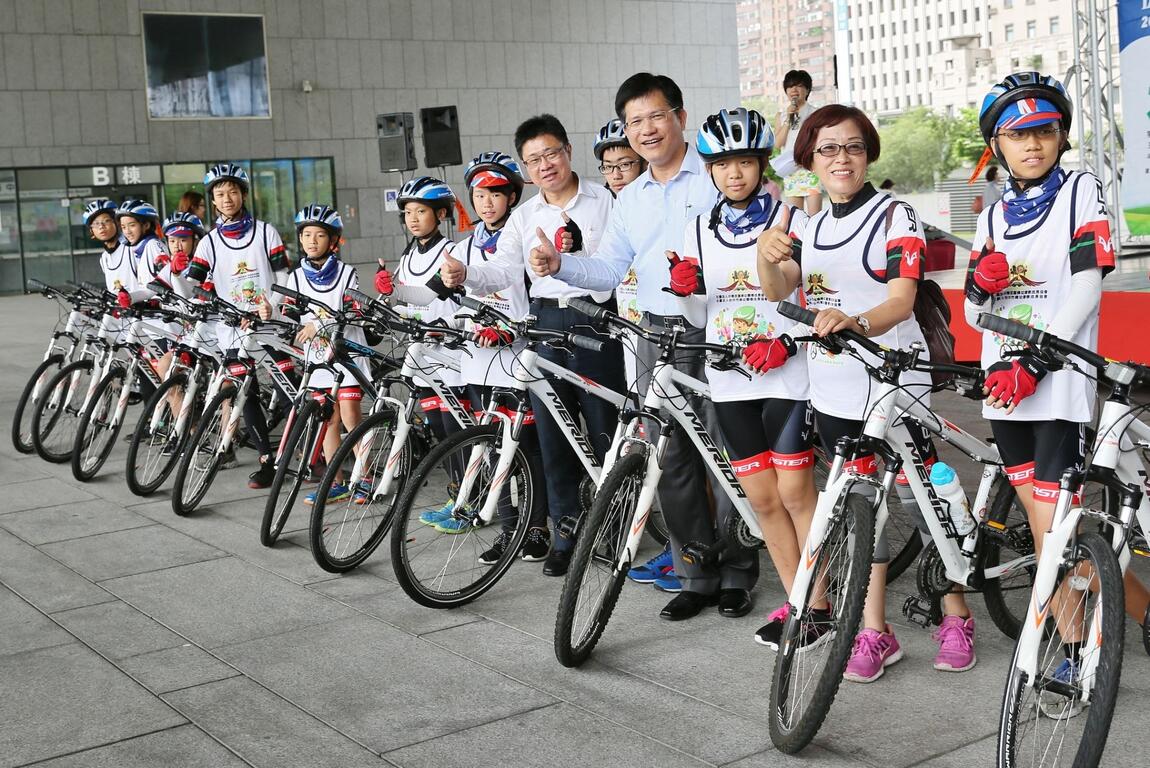 大手牽小手單車環台公益活動台中啟程 林市長預祝旅程圓滿成功-在新市政合影