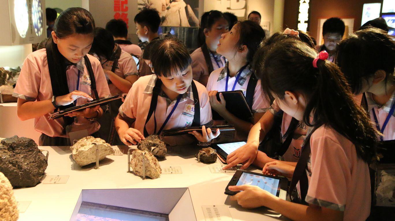 实境解谜-小朋友研究解谜中