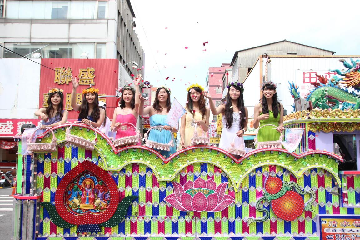 花都艺术季首波踩街游行清水登场 - 电子花车