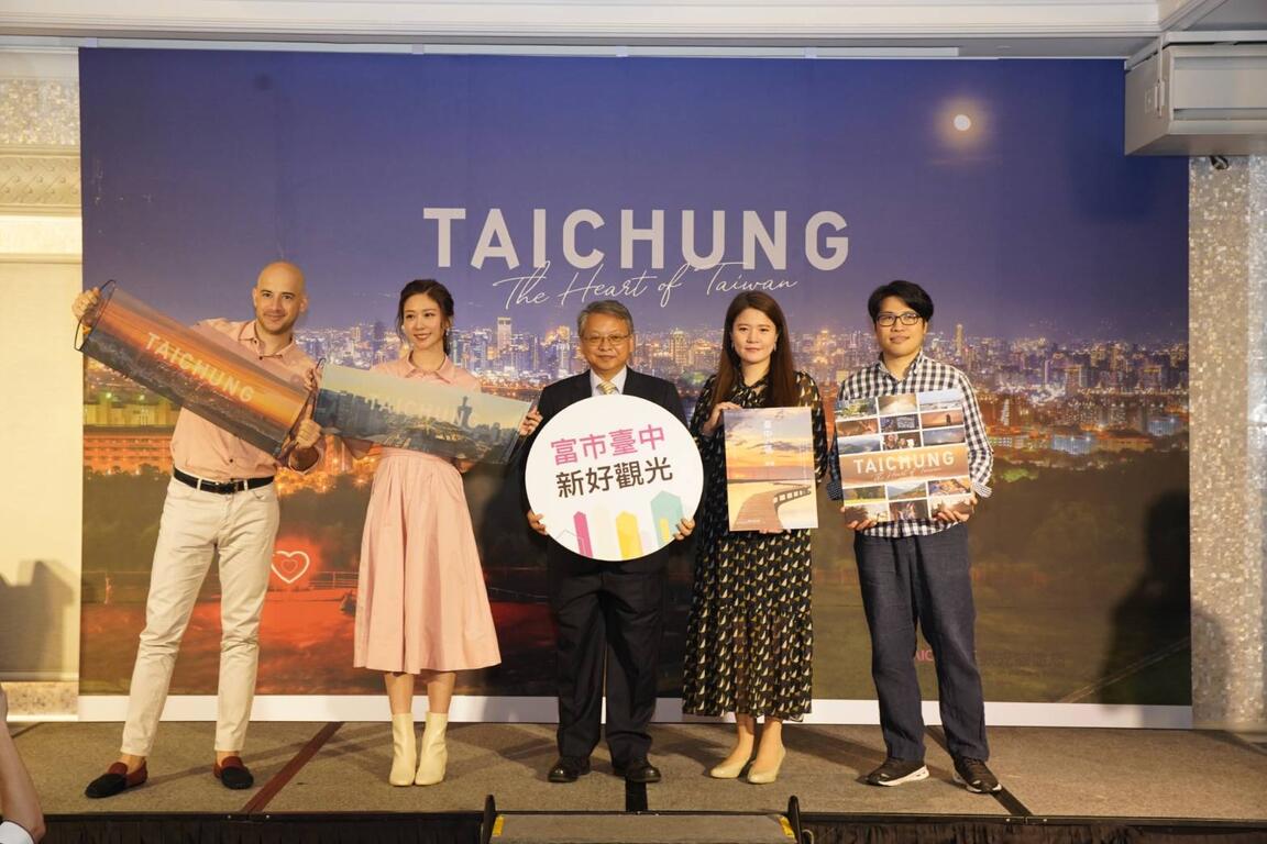 令狐副市長-觀旅局長林筱淇-導演陳鈺杰-藝人吳鳳-張景嵐開心合影