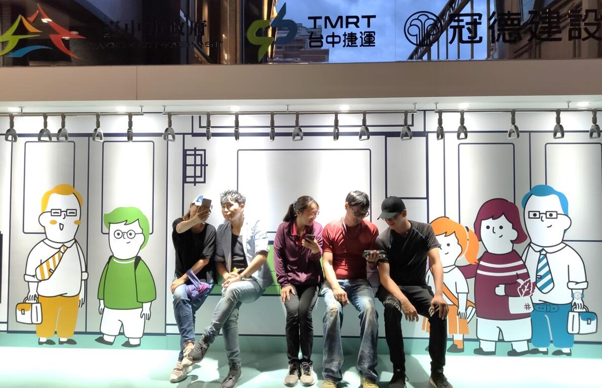 电联车模拟体验区-吸引不少铁道迷及民众来拍照打卡