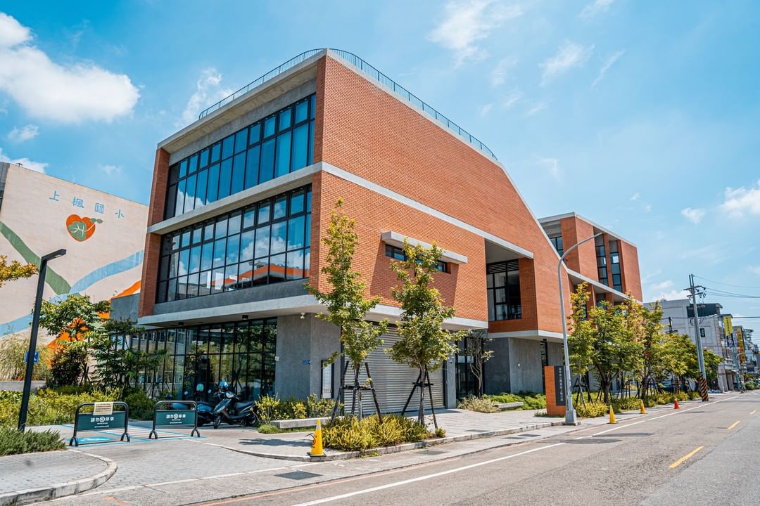 在澄黄麦田与枫红的陪伴中，阅读文学和自然的美丽。​