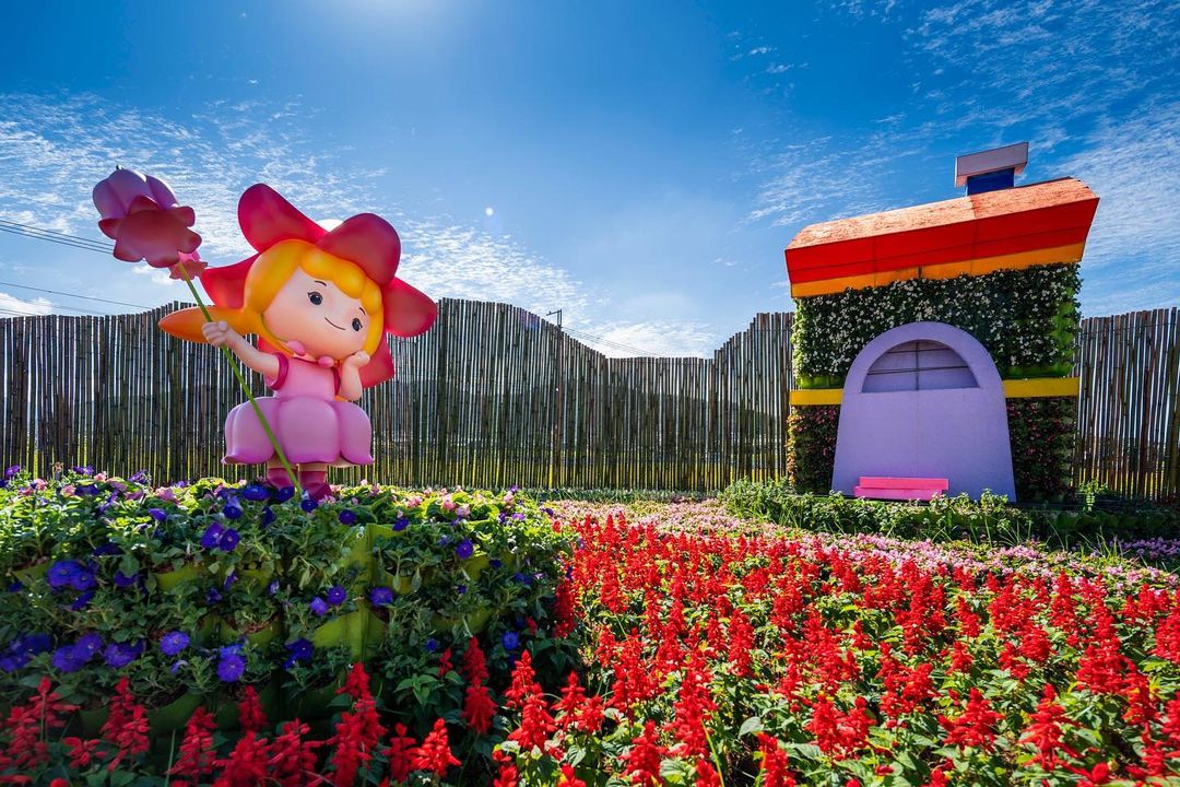 可爱花仙子及小精灵们花毯节出没！陪你漫游盛放的幸福庄园。