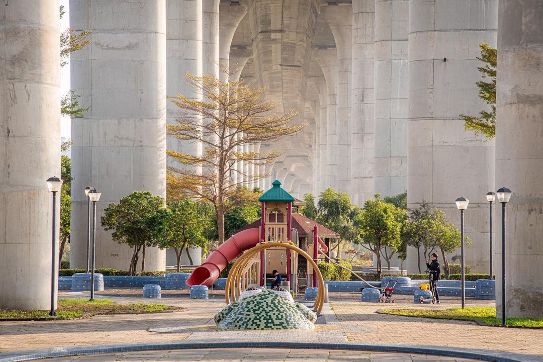 面对人生无止尽的未知，不如停下来喘口气，像个孩子在公园里放松玩耍吧！