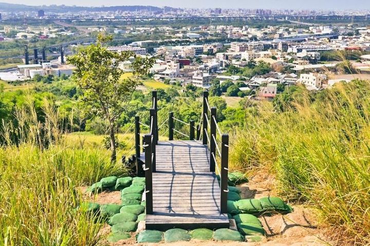 ＼新年登新步道，登顶展望生命中的美景！／