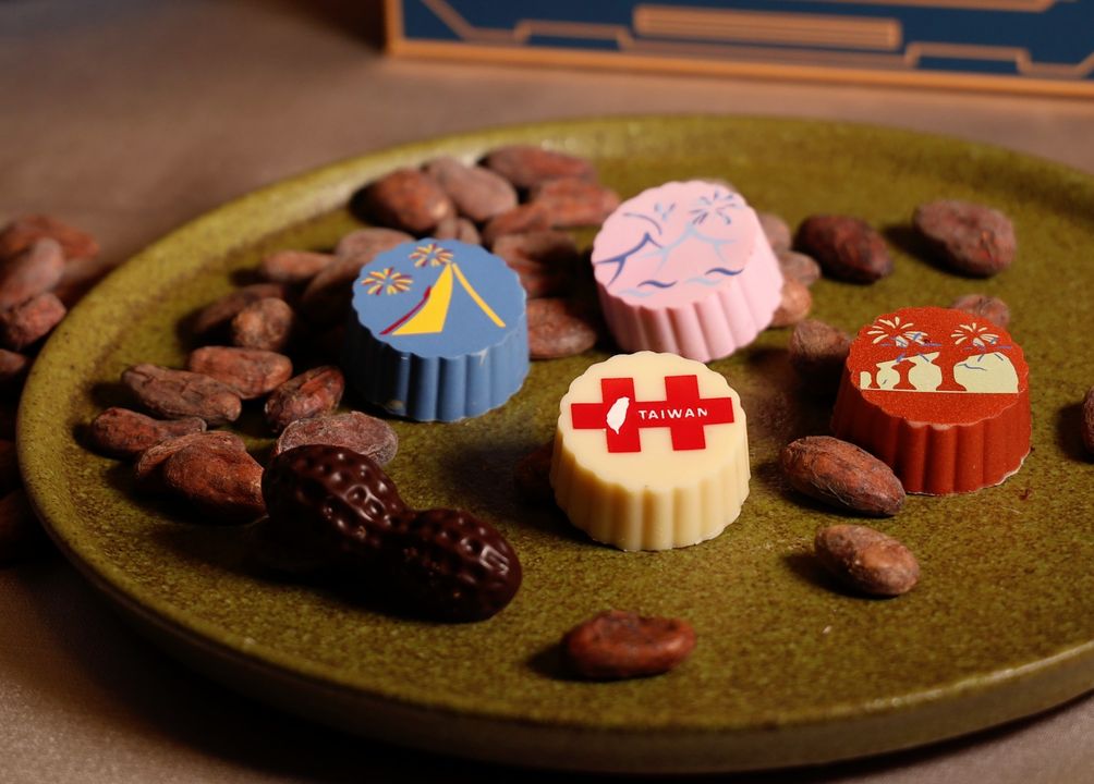 ＼慶賀國慶焰火在台中! #台中長榮 推出國慶巧克力禮盒／