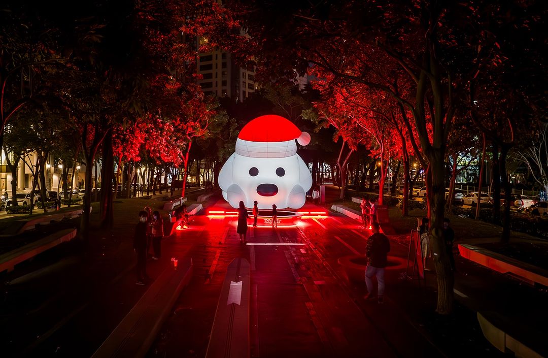 聖誕村開村囉！溫暖、熱情的紅色點綴充滿生活感的綠色廊道！