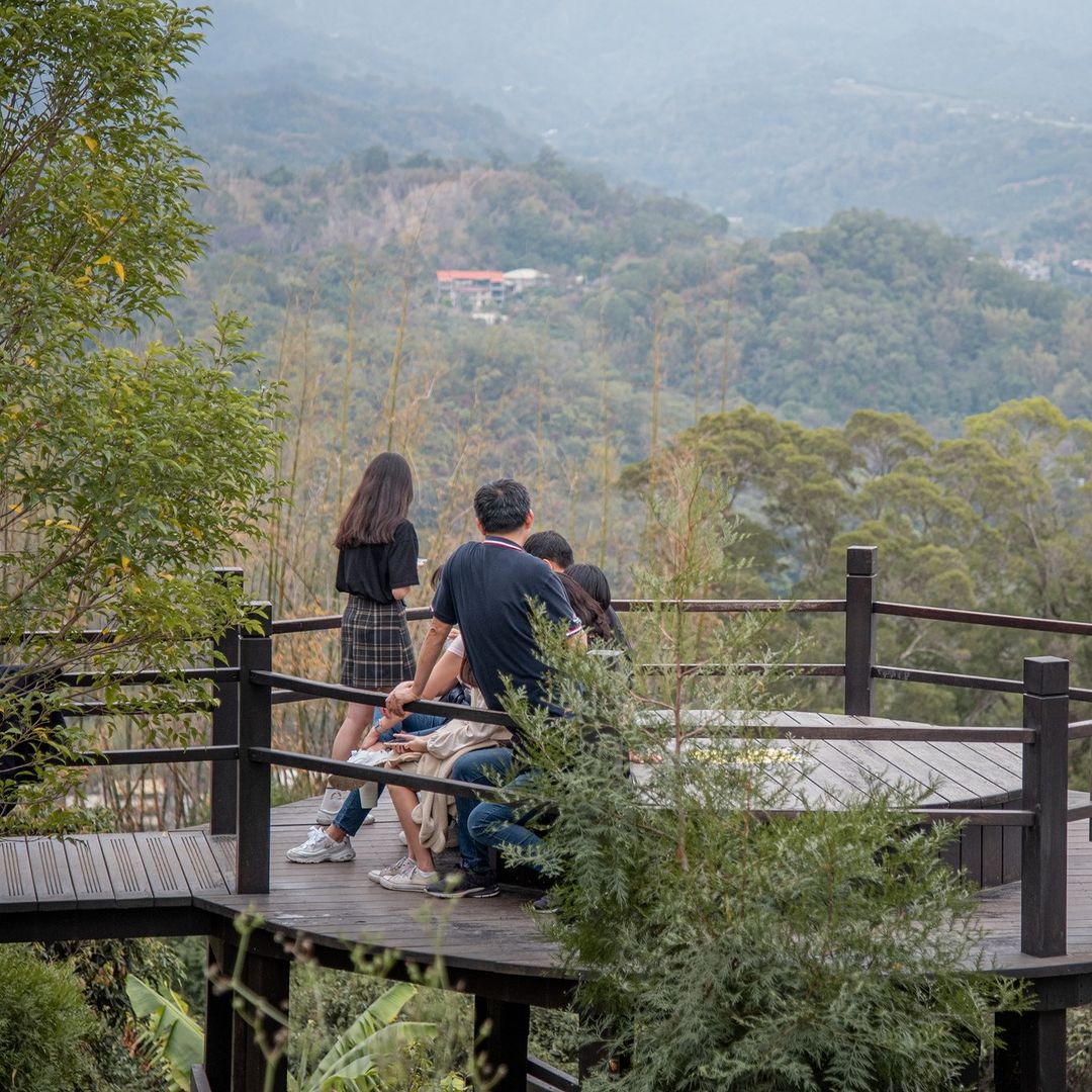 臺中唯一.ᐟ.ᐟ 不用怕餓肚子的美食登山步道😍平緩道路適合新手，擁自然、品小吃、賞美景⛰️ 進入 #大坑9號步道 前必定會經過最熱鬧的入口市場，各種道地小吃讓大家一路不飽口福🤤