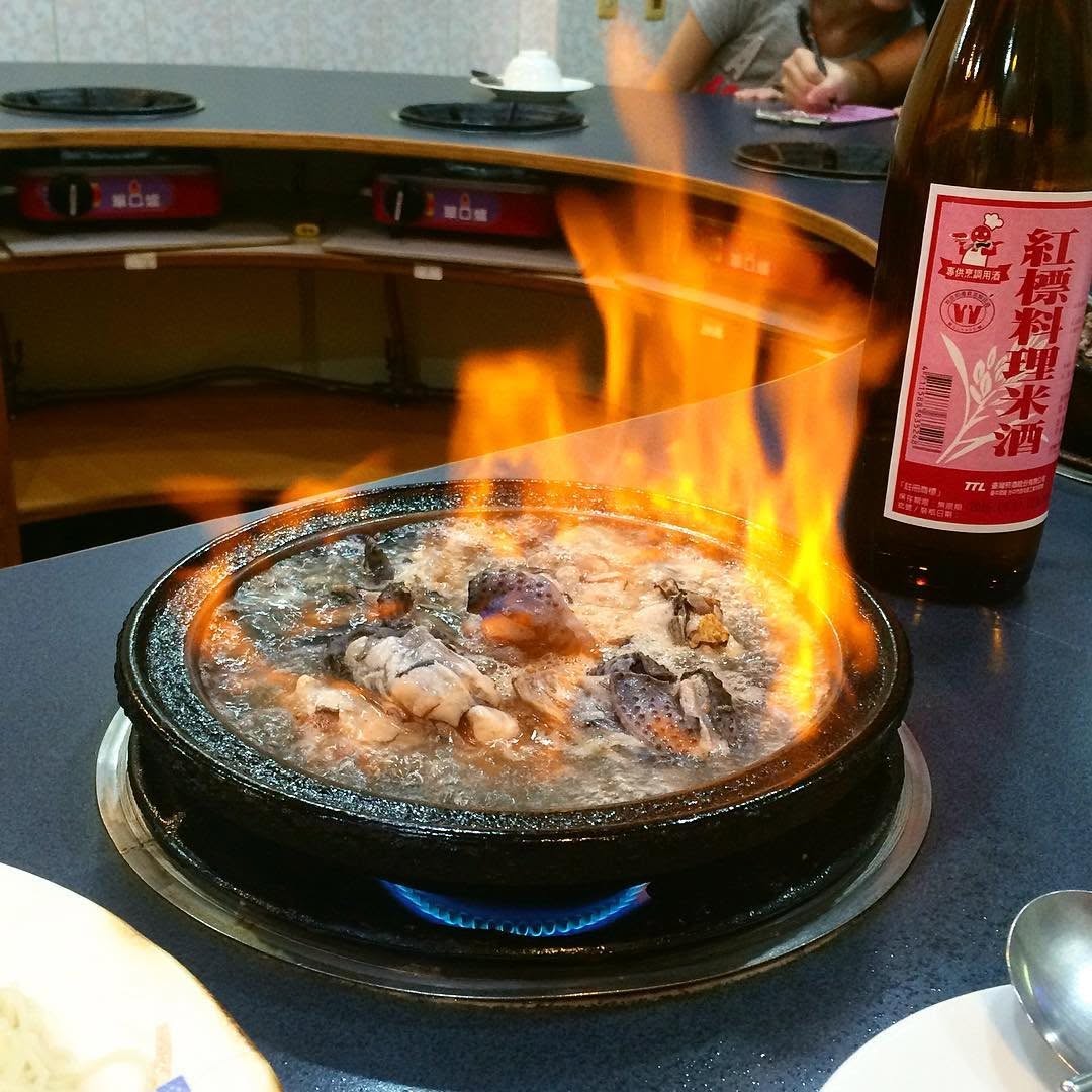 大寒冷颼颼❄️ 相約三五好友一起享用熱呼呼的臺中燒酒雞，暖心又暖胃🔥