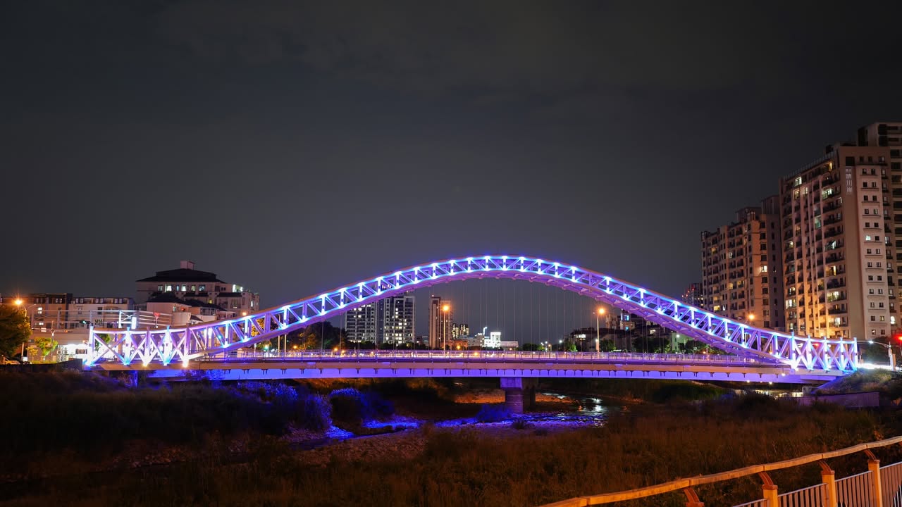 \ 在台中的夜色裡，踩著月光療癒滿分的散步行程 /