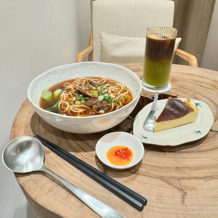 ＼綠美圖探店!在綠意與書香間🌿午後的咖啡時光☕／