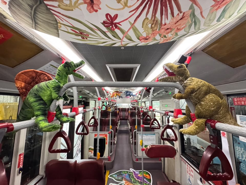 🚍 台中台灣好行11路全新內裝登場！搭車抽知名IP聯名悠遊卡✨